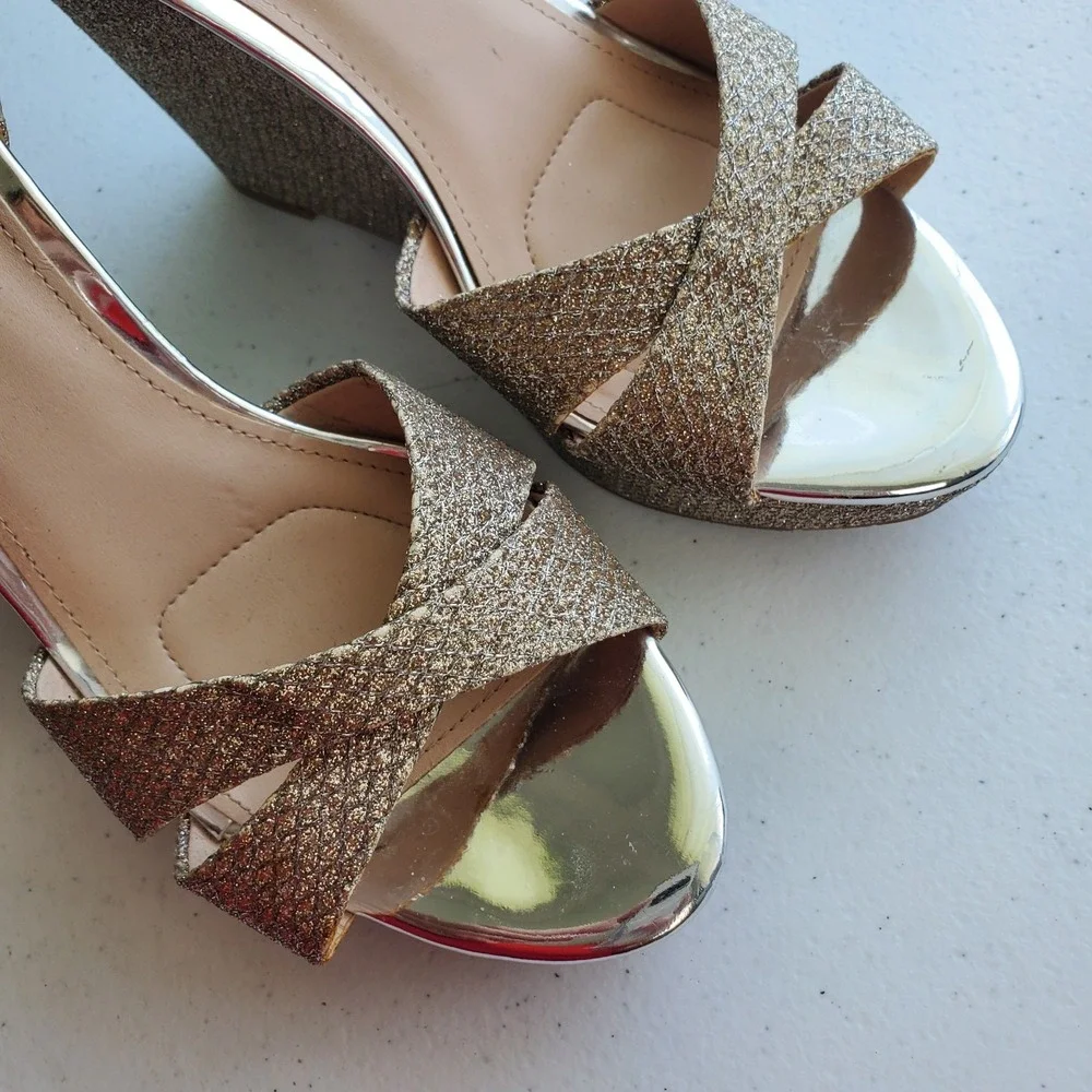 L.Miller Women's Frosted Platform Shoes Size 7.5‎ M Gold with Clasp Strap